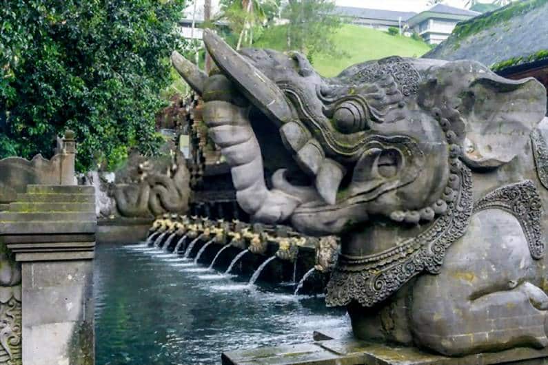 Tirta Empul Ubud - 25 Tempat Wisata Instagramable di Ubud Bali Super Cantik